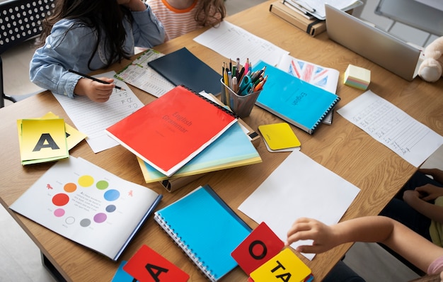 写真 一緒に学ぶハイアングルの子供たち