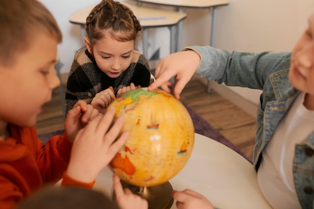 Foto bambini ad alto angolo che trascorrono del tempo a scuola