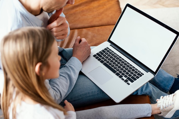 Photo high angle of little girl and her father spend time on laptop