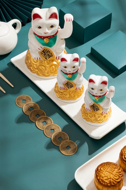 Photo high angle lucky cats in line