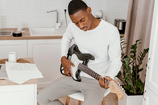 Photo high angle of male musician playing electric guitar