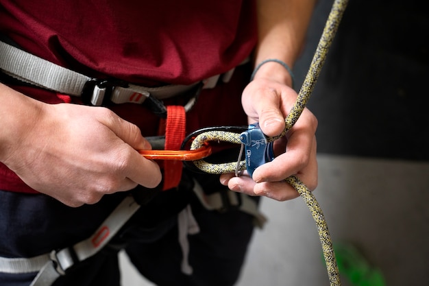 Photo high angle man preparing to climb wall