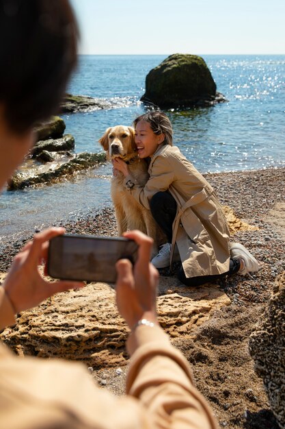 写真 スマートフォンで写真を撮るハイアングル男性