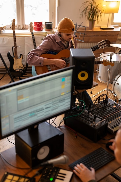 Photo high angle musicians working in studio