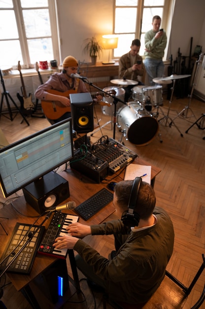 Foto high angle-muzikanten die in de studio werken