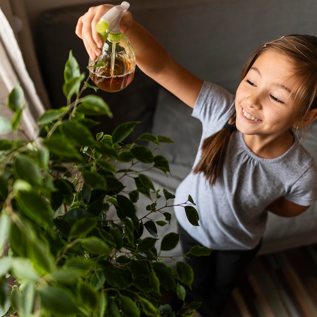 写真 植物に水を噴霧する女の子の高角度