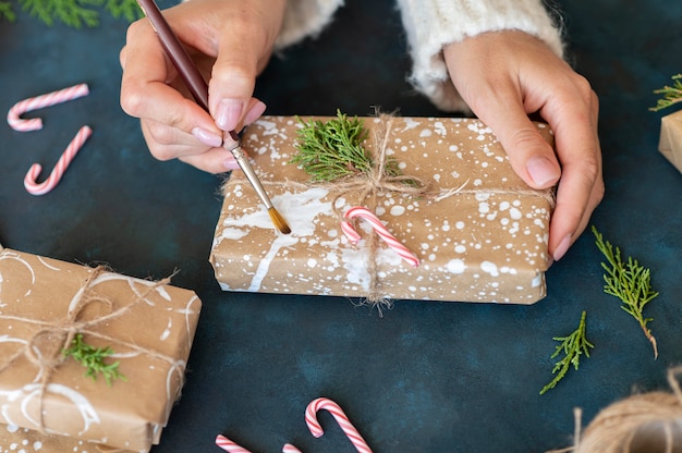 写真 クリスマスプレゼントを描く手の高角度