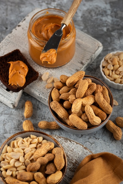 Photo high angle peanuts arrangement