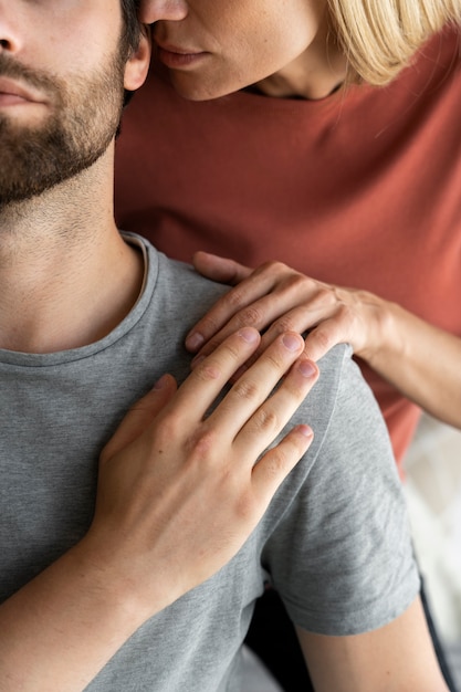 Foto persone ad alto angolo che si tengono per mano