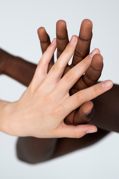 Foto persone ad alto angolo che si tengono per mano