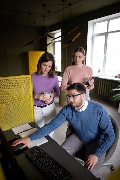 Foto persone ad alto angolo che lavorano insieme in ufficio