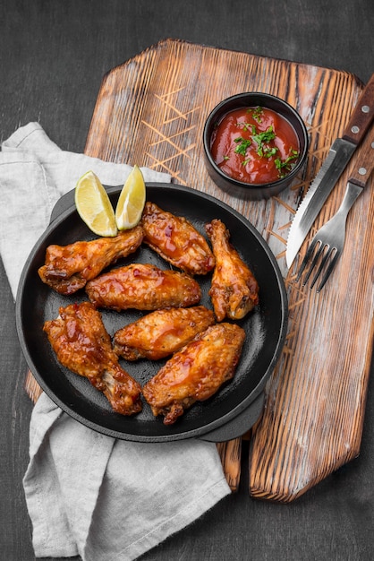 Photo high angle of plate with fried chicken and sauce