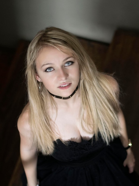 Photo high angle portrait of beautiful woman standing on steps at home