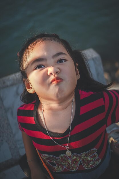 Photo high angle portrait of cute girl making face