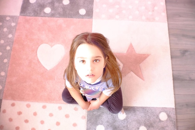 Photo high angle portrait of cute girl sitting at home