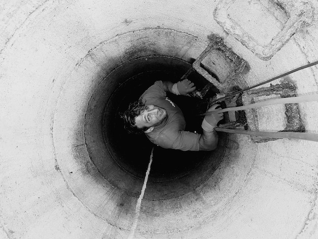 Photo high angle portrait of man in tunnel