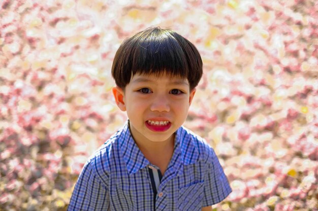 写真 公園に立っている笑顔の男の子の高角度の肖像画