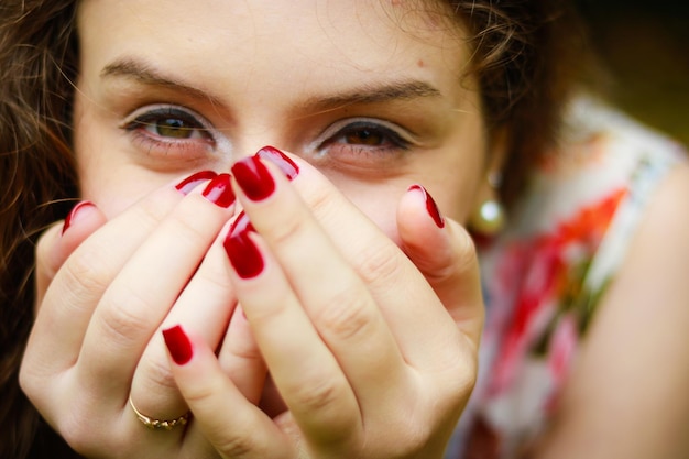 写真 笑顔の若い女性の高角度の肖像画