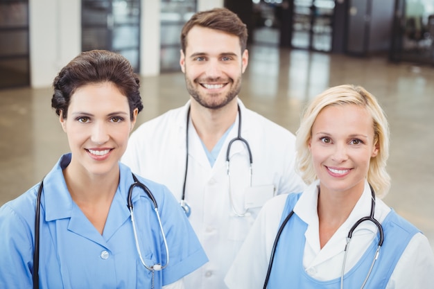 Высокий угол портрет улыбающихся врачей и медсестры