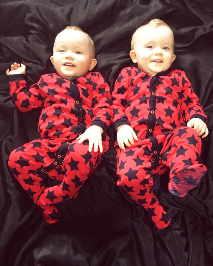 Photo high angle portrait of twins on bed
