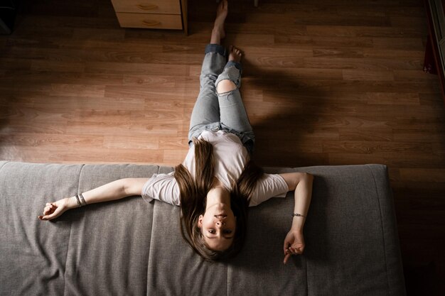 Photo high angle portrait of woman lying on hardwood floor