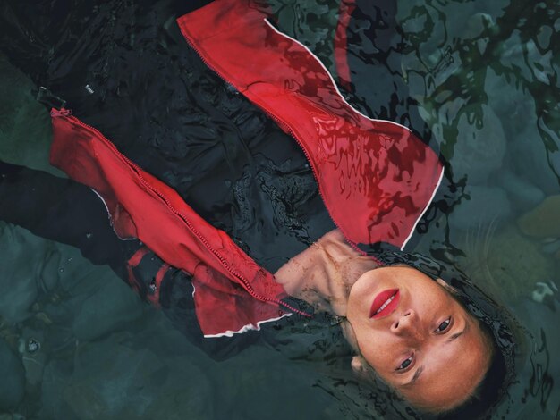 Photo high angle portrait of woman lying in water