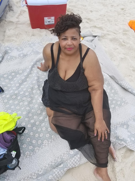 Photo high angle portrait of woman sitting at beach