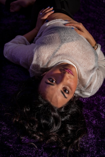 Photo high angle portrait of young woman lying on bed