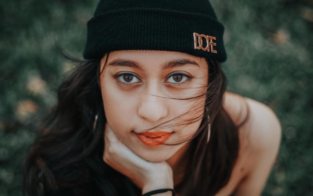 Photo high angle portrait of young woman wearing hat in park