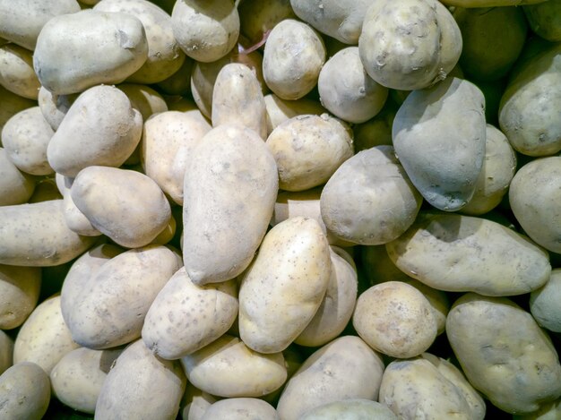 высокий угол, картофель (Solanum tuberosum) положили на полку для продажи в супермаркете, Таиланд.