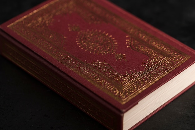 Высокий угол книга Коран на столе