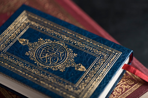 Photo high angle quran on table