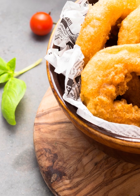 Foto alto angolo di patatine fritte in una ciotola con il pomodoro