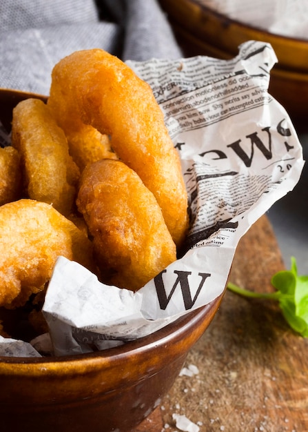 Alto angolo di patatine fritte ad anello nella ciotola