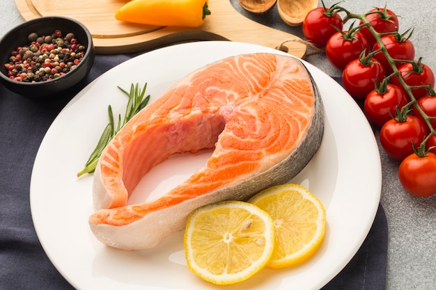 Photo high angle salmon and lemon on plate