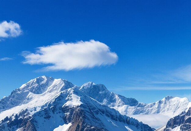 구름 이 가득 한 하늘 아래 눈 으로 인 아름다운 산맥 의 높은 각도 촬영