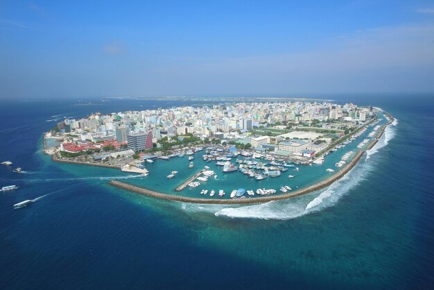 都市風景と青い海のハイアングルショット