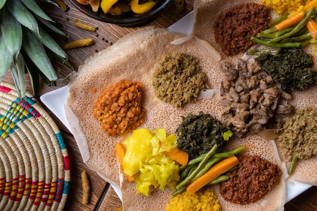 Photo high angle shot of the ingredients of traditional ethiopian food on loaves of bread