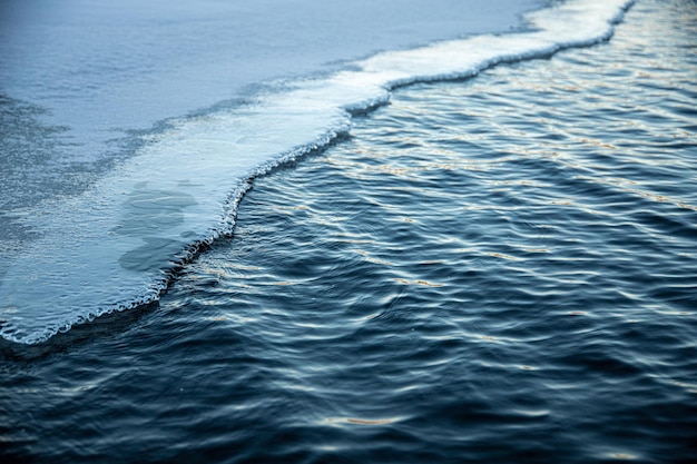 半分凍った湖の氷の層のハイアングルショット