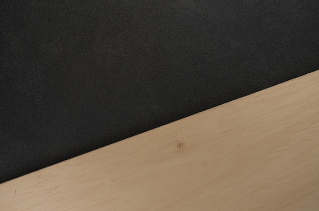 Фото Снимок деревянной доски под высоким углом на черной поверхности