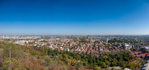 Фото Высокоугольный снимок городского пейзажа на фоне голубого неба