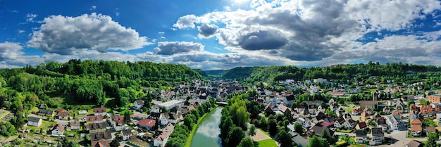 写真 空に照らされた町の景色の高角度ショット