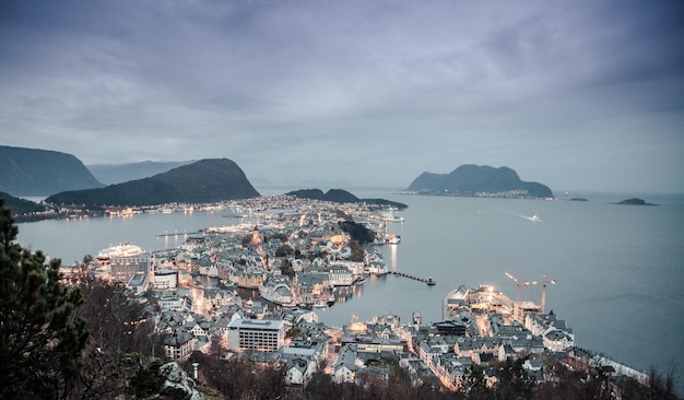 海を背景にした町の景色のハイアングルショット