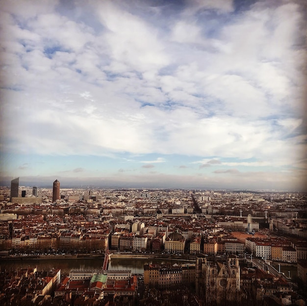 Foto scatto ad alta angolazione del paesaggio cittadino contro il cielo