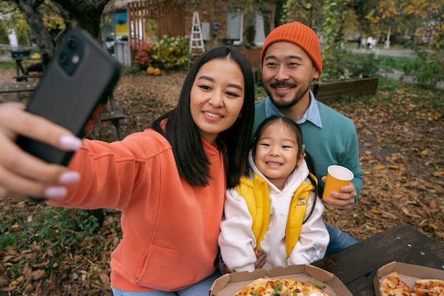 Foto persone sorridenti ad alto angolo che prendono selfie