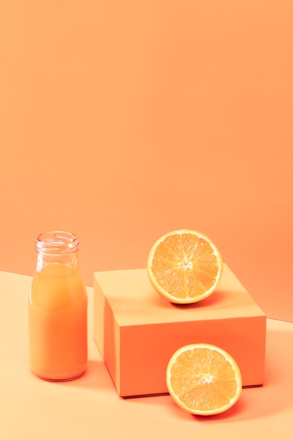 写真 スライスしたオレンジのハイアングルスムージー