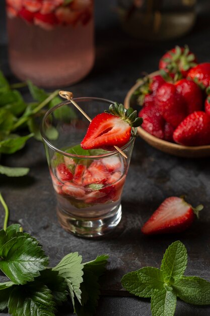 Acqua infusa fragola ad alto angolo in vetro