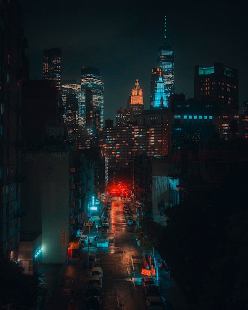 Foto alto angolo di una strada a new york di notte con lo skyline di manhattan sullo sfondo