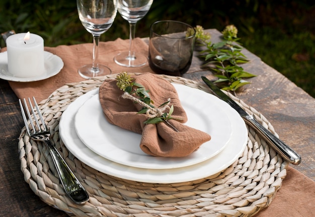 Photo high angle table arrangement with plant