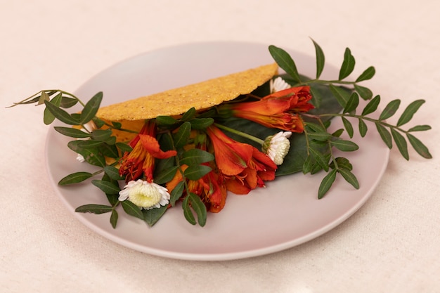 皿に花を添えたハイアングルタコス
